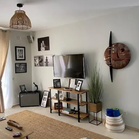 2 Bedroom Boutique Apartment 200 Mts From The Beach *
