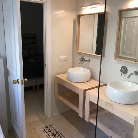2 Bedroom Boutique Apartment 200 Mts From The Beach Apartment
